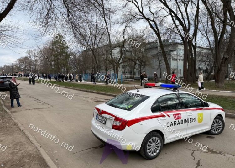 VIDEO // Sute de elevi de la un liceu din Bălți, evacuați de urgență
