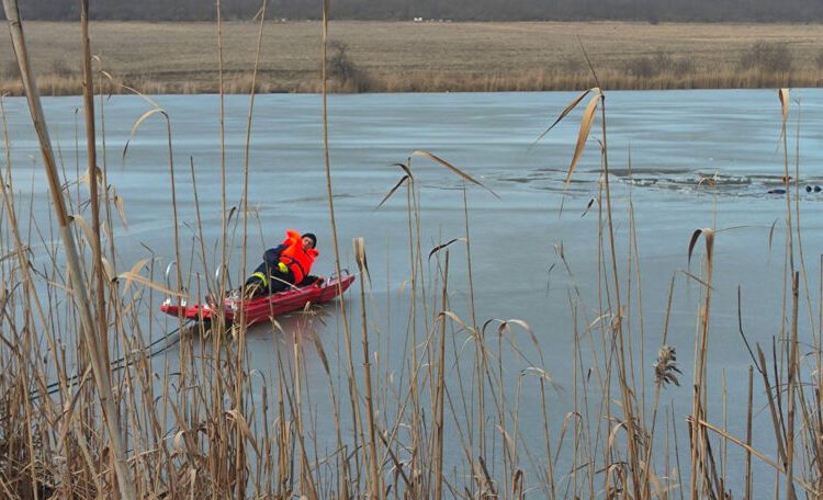 Un bărbat a decedat după ce a căzut sub gheață. Alte trei persoane au fost salvate de la înec