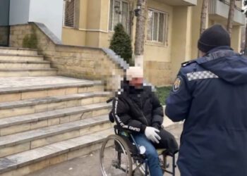 VIDEO // Cerșetori din Chișinău, amendați. Simulează că au dizabilități pentru a obține mai mulți bani
