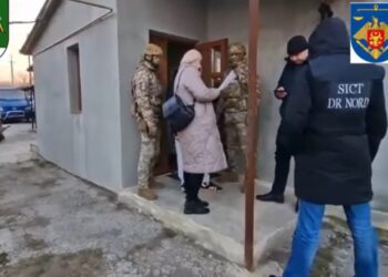 Percheziții în nordul țării. Un angajat de la frontiera Lipcani, reținut. Liderul grupării încasa sume de până la 10 000 dolari per persoană