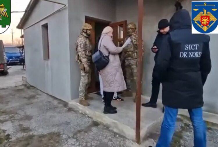 Percheziții în nordul țării. Un angajat de la frontiera Lipcani, reținut. Liderul grupării încasa sume de până la 10 000 dolari per persoană