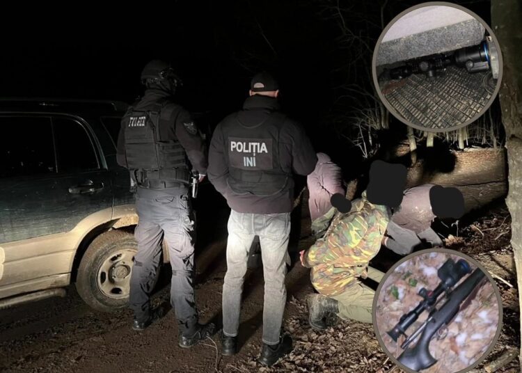 VIDEO // În loc să protejeze, se ocupă cu braconajul. Mai mulți angajați ai Rezervației naturale „Plaiul Fagului”, reținuți în timp ce vânau mistreți
