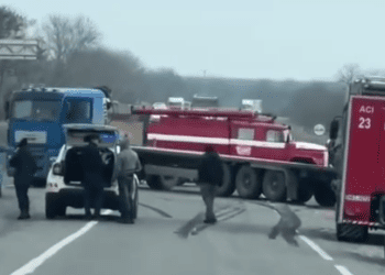 VIDEO // Accident la Edineț: Un microbuz s-a izbit într-un camion