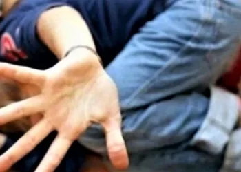 Au lovit un bărbat cu un scaun în cap. Doi drochieni, condamnați la 11 ani de închisoare