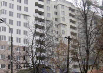 VIDEO // A aruncat de la etaj o geantă plină cu droguri. Ce a urmat