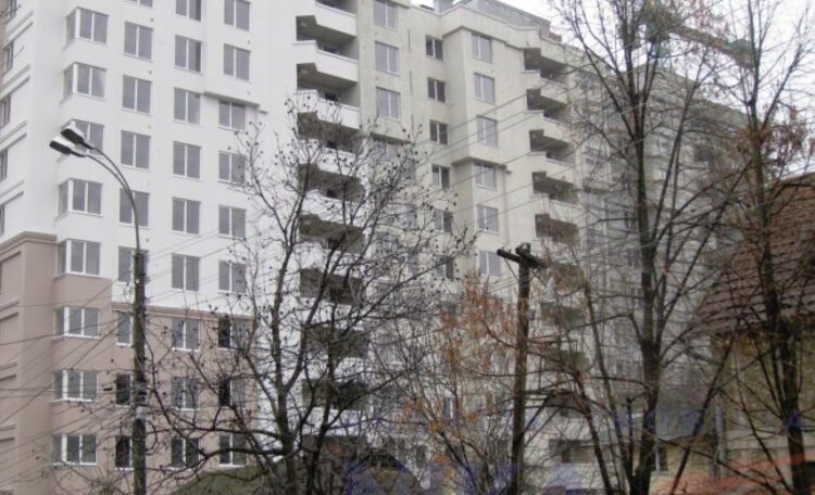 VIDEO // A aruncat de la etaj o geantă plină cu droguri. Ce a urmat