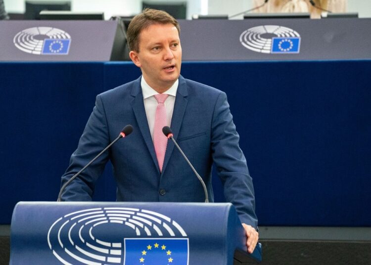 Europarlamentar român: Un guvern anti-UE poate duce la blocarea fondurilor europene