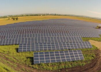 Instalațiile de energie regenerabilă vor putea fi amplasate pe terenurile cu destinație agricolă. Proiectul, votat în lectura a doua de Parlament