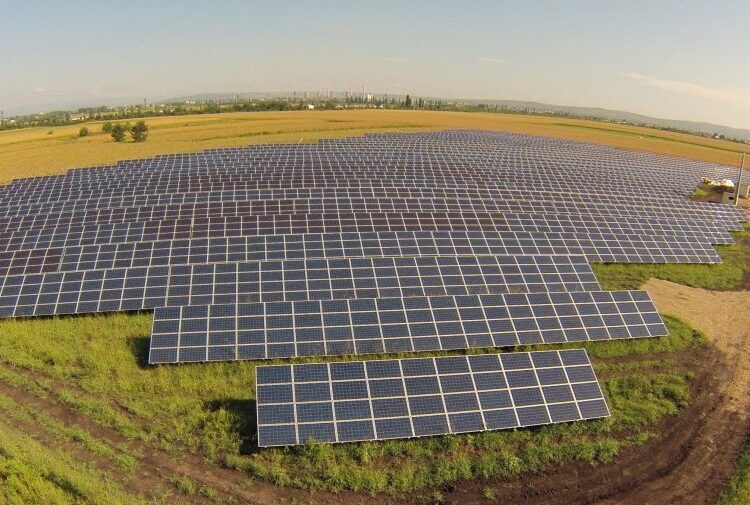 Instalațiile de energie regenerabilă vor putea fi amplasate pe terenurile cu destinație agricolă. Proiectul, votat în lectura a doua de Parlament