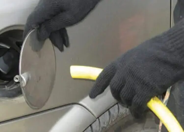 Hoți de combustibil: Au spart două mașini parcate într-un cartier din Bălți