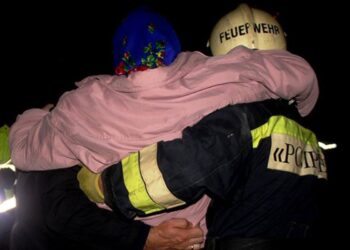 Salvatorii au evacuat copii și maturi dintr-un bloc care a luat foc în capitală