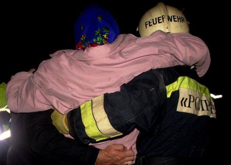 Salvatorii au evacuat copii și maturi dintr-un bloc care a luat foc în capitală