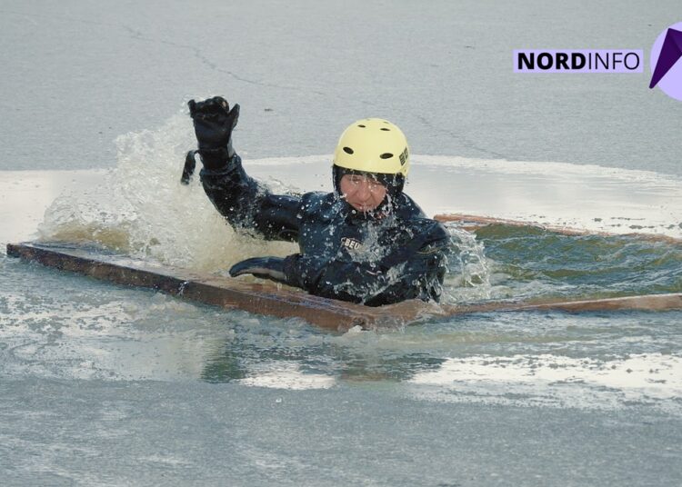 VIDEO // Salvatorii din Bălți, în acțiune pe gheață. Cum au salvat o persoană de la înec