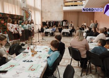 VIDEO // Zeci de elevi din Bălți au confecționat simbolul primăverii. Poți să o faci și tu!