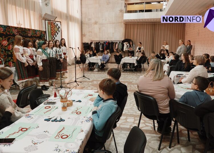 VIDEO // Zeci de elevi din Bălți au confecționat simbolul primăverii. Poți să o faci și tu!