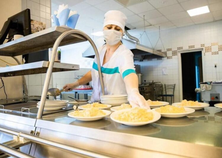 Mese gratuite nu doar pentru elevii claselor primare. Au fost alocate peste 200 de milioane de lei