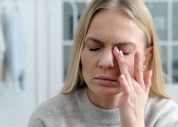 Mi se zbate ochiul – ce înseamnă acest lucru?
