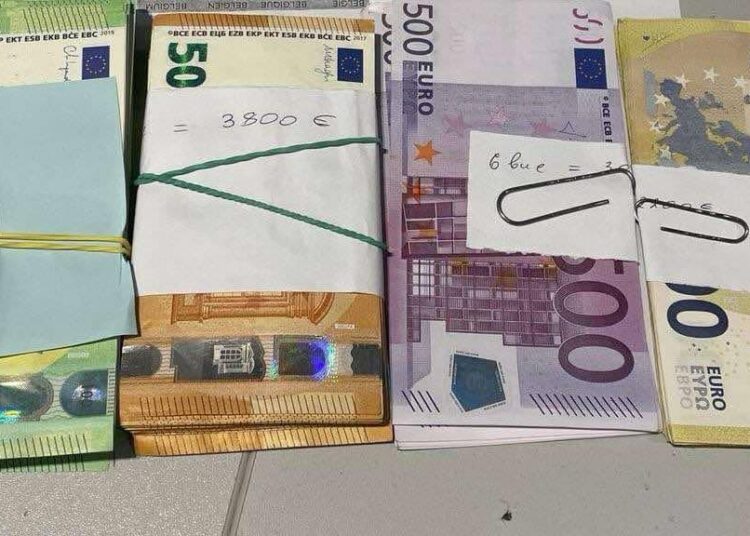 A vrut să zboare din Moldova cu 20 de mii de euro nedeclarați