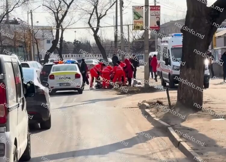 VIDEO // Un bărbat a fost tamponat pe o stradă din Bălți. A intervenit poliția și medicii de pe ambulanță