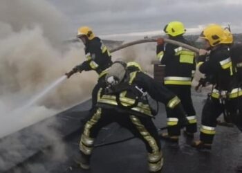 O echipă de pompieri a căzut cu tot cu podul unei case, în timpul lichidării unui incendiu la Drochia