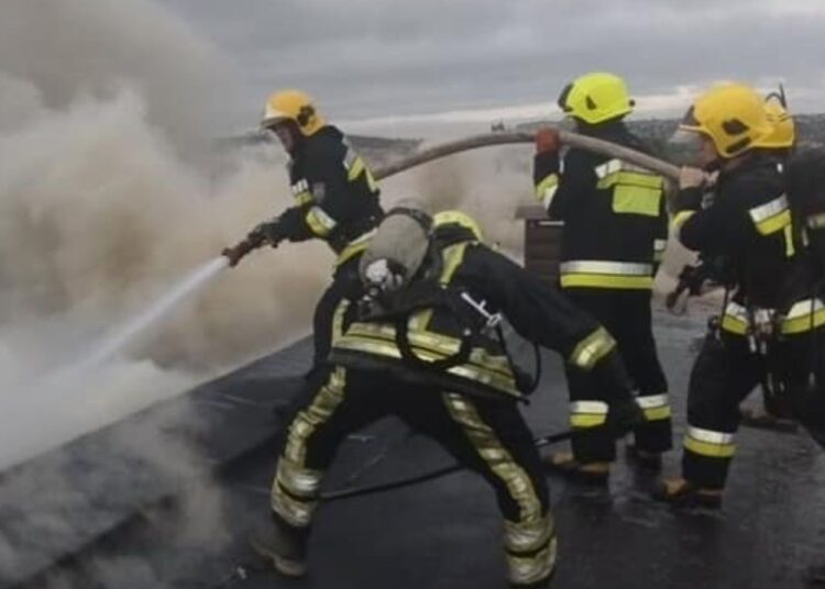 O echipă de pompieri a căzut cu tot cu podul unei case, în timpul lichidării unui incendiu la Drochia