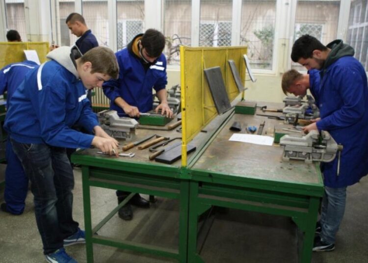 MEC vrea să majoreze plățile salariale profesorilor din instituțiile de învățământ profesional tehnic