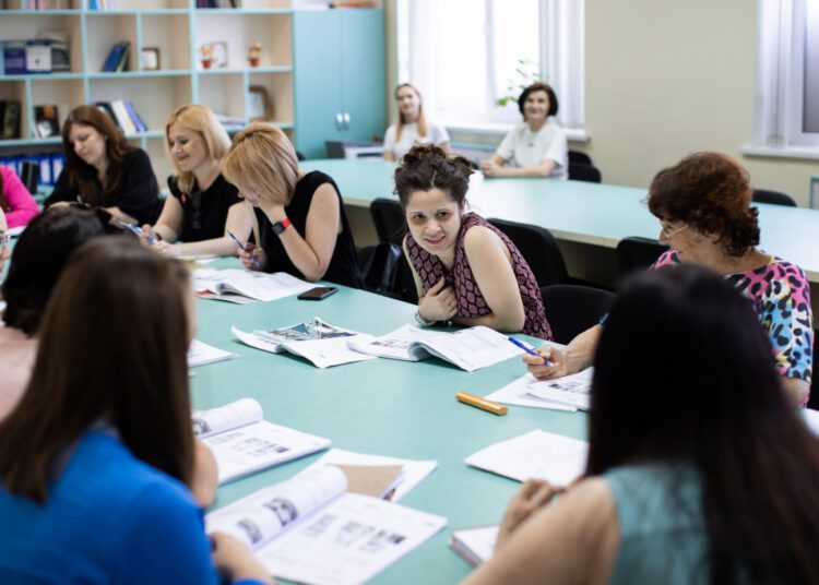 Șapte școli oferă cursuri gratuite de limbă română pentru refugiații ucraineni