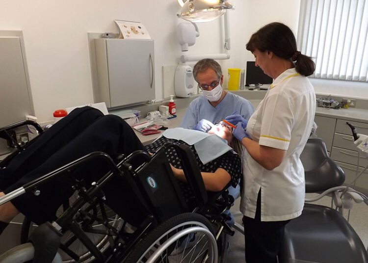 Persoanele cu nevoi speciale pot beneficia de servicii stomatologice gratuite. Unde se pot adresa