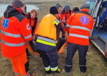 FOTO // La un pas de tragedie. Trei bărbați din Rîșcani, salvați de la înec după ce au căzut sub gheață