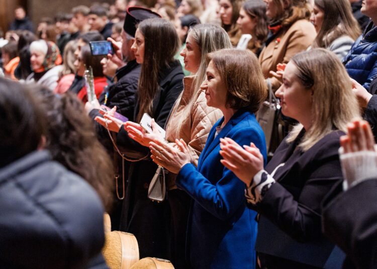 FOTO // Maia Sandu a urmărit „Tema pentru acasă”, jucat pe scena teatrului din Bălți