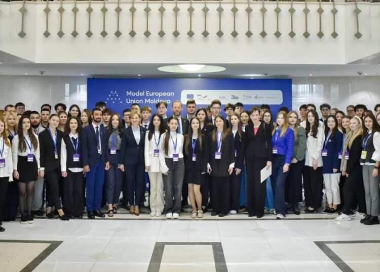 FOTO // 100 de tineri negociază și votează legi europene la ediția a doua a inițiativei Model European Union Moldova