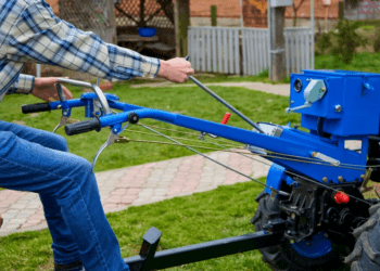 Motocultoarele fac victime la Rîșcani. Un bărbat a murit, iar altul a ajuns la spital