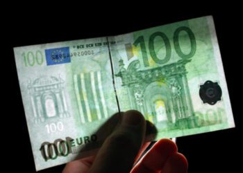 A pus în circulație bancnote false de 100 de euro, apoi a promis vacanțe în Turcia la super preț