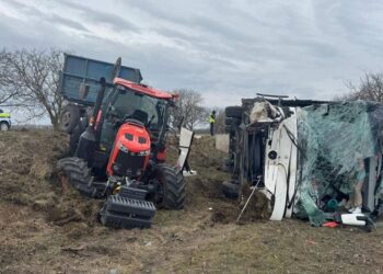 FOTO // Accident la Ștefan Vodă. Un autocar cu 27 de pasageri s-a ciocnit violent cu un tractor