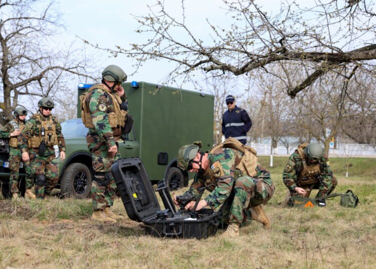 FOTO // Grație SUA, geniștii Armatei Naționale sunt mai dotați. Au primit veste antiglonț, detectoare de mine și alte echipamente militare