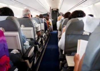 Pasagera unei aeronave, condamnată penal pentru că a agresat o însoțitoare de bord