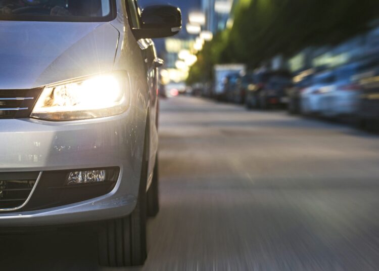 Din 1 aprilie, șoferii pot circula fără a include faza scurtă a farurilor pe timp de zi