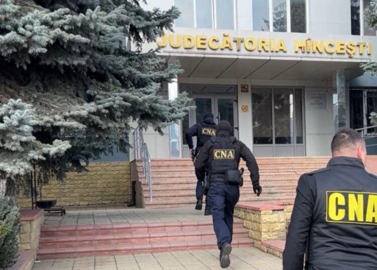 Un judecător și un avocat au fost reținuți. Au loc 30 de percheziții pentru fapte de corupție