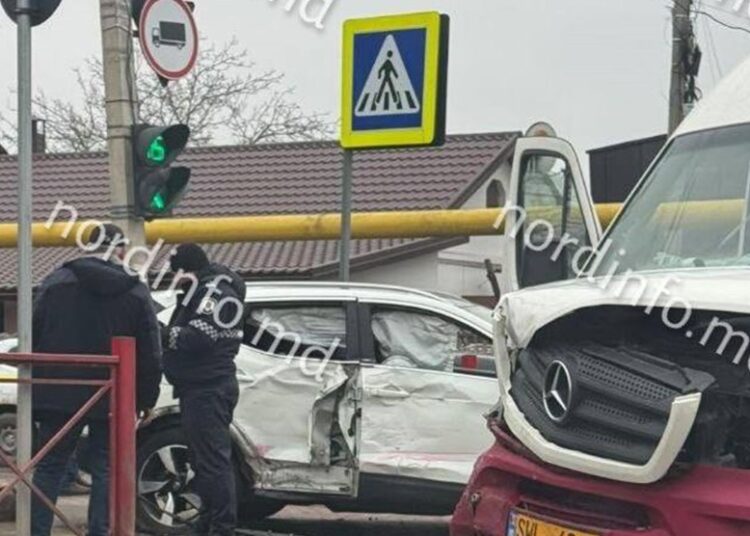 FOTO // Accident cu implicarea unui microbuz de rută la Bălți