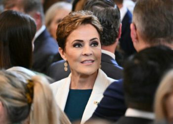 SUA: O consilieră a președintelui Trump dorește să anuleze contractele cu trei agenții de presă mondiale