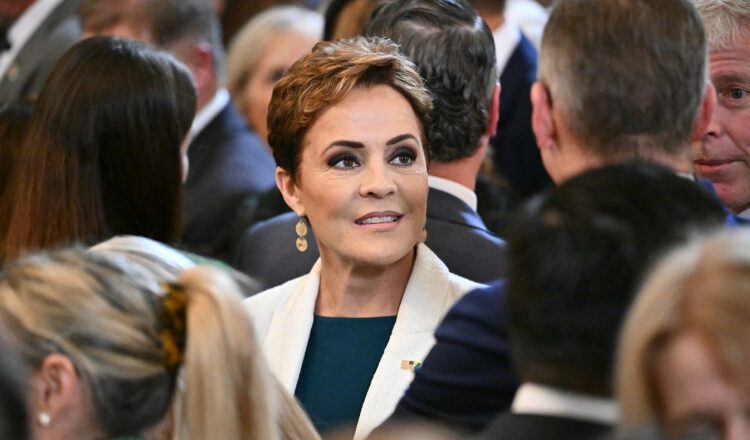 SUA: O consilieră a președintelui Trump dorește să anuleze contractele cu trei agenții de presă mondiale