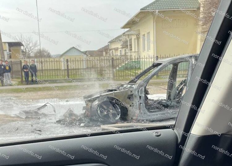FOTO/VIDEO // Un automobil de lux a ars ca o torță în s. Bilicenii Vechi, raionul Sîngerei