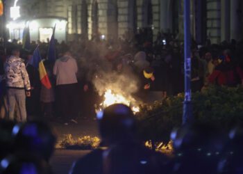Haos în București: Fanii lui Georgescu atacă jandarmii cu pietre și petarde