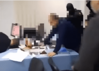VIDEO // Doi funcționari ai Inspectoratului pentru Migrație din Bălți, condamnați. Au pretins 7.000 de lei de la o ucraineancă cu patru copii