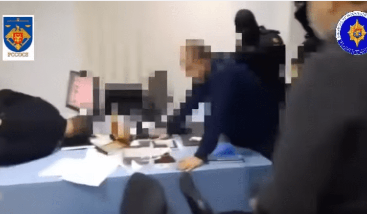 VIDEO // Doi funcționari ai Inspectoratului pentru Migrație din Bălți, condamnați. Au pretins 7.000 de lei de la o ucraineancă cu patru copii