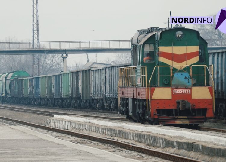 VIDEO // Nu mai pot munci fără salarii. 150 de angajați ai Secției de întreținere a căii Bălți și-au sistat activitatea