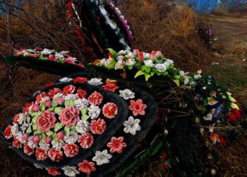 Fără coroane artificiale în cimitire! Care sunt soluțiile și dificultățile