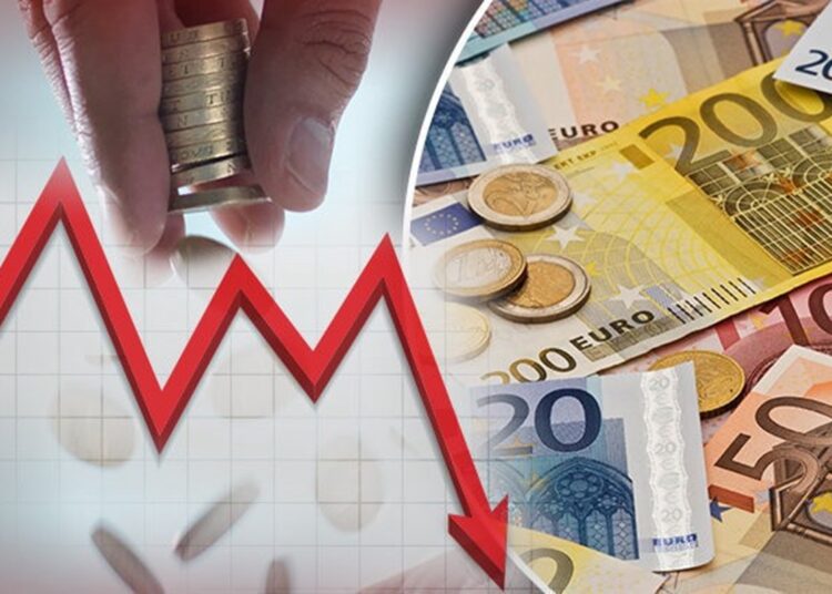 Tendințe descendente pe piața valutară. Euro și leul românesc înregistrează scăderi ușoare