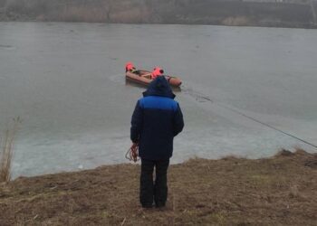 Tragedie în raionul Edineț. Un bărbat de 45 de ani a mers la pescuit, dar a căzut sub gheață
