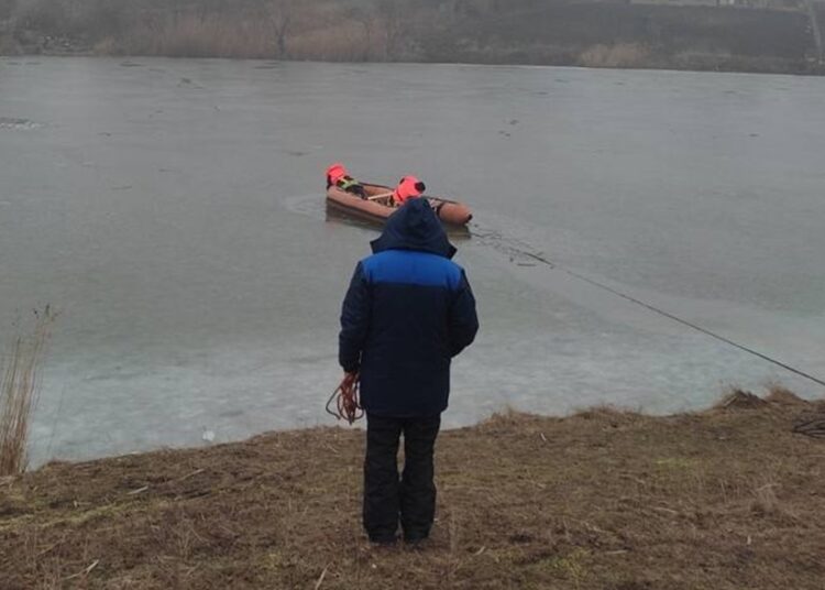 Tragedie în raionul Edineț. Un bărbat de 45 de ani a mers la pescuit, dar a căzut sub gheață